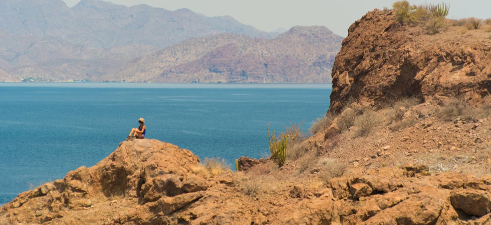 Con montañas, arena y agua